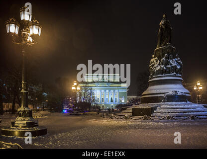 Le théâtre Alexandrinsky ou russe Pouchkine Théâtre dramatique d'état de l'Académie et Monument de Catherine II la Grande. Saint-pétersbourg, Russie Banque D'Images