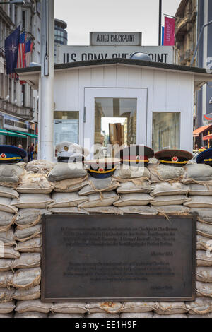 Plaque commémorative, garde, sacs et casquettes uniforme, Checkpoint Charlie, Mitte, Berlin, Germany, Europe Banque D'Images