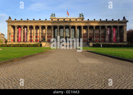 Approche de l'Altes Museum pavées dans le Lustgarten, tôt le matin, l'île aux musées, Berlin, Germany, Europe Banque D'Images