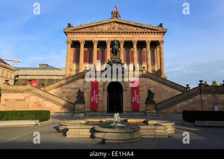 Alte Nationalgalerie (ancienne Galerie Nationale), éclairé par le soleil matinal, l'île aux musées, Berlin, Germany, Europe Banque D'Images