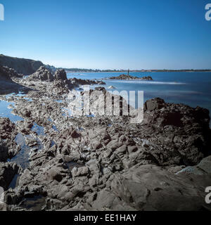 Plage de rochers à marée basse avec man fishing sur rock, Argelles, France, Europe Banque D'Images