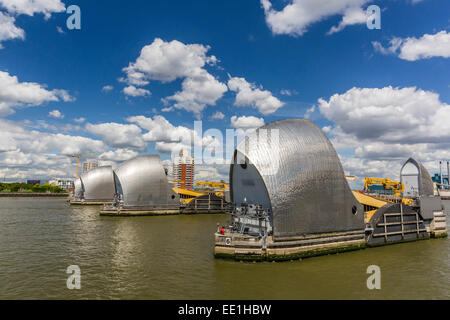 La Thames Flood Barrier entre Greenwich et Woolwich sur la Tamise, Londres, Angleterre, Royaume-Uni, Europe Banque D'Images