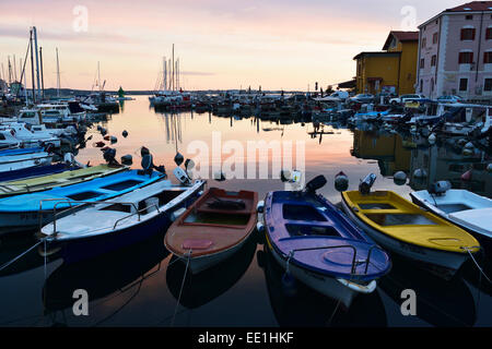 Bateaux dans Piran harbour, Golfe de Piran, Mer Adriatique, Slovénie, Europe Banque D'Images