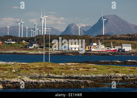 Voir d'énormes éoliennes dans un parc éolien près de l'île de Smola, Norway, Scandinavia, Europe Banque D'Images