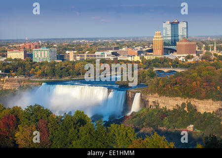 Vue de l'American et Bridal Veil Falls, Niagara Falls, Niagara, frontière de l'État de New York, et de l'Ontario, au Canada, en Amérique du Nord Banque D'Images