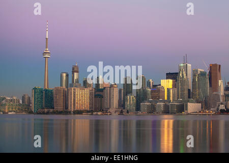 Vue sur les toits de la ville et de la Tour CN, Toronto, Ontario, Canada, Amérique du Nord Banque D'Images