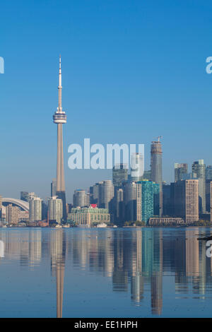 Vue sur les toits de la ville et de la Tour CN, Toronto, Ontario, Canada, Amérique du Nord Banque D'Images