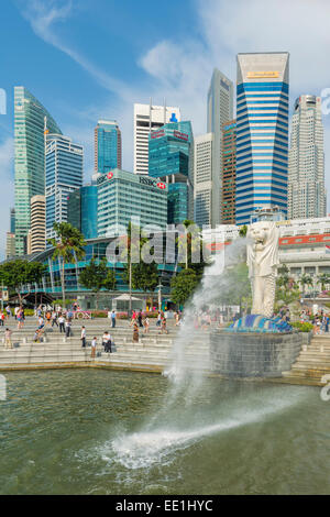 Le Merlion, symbole de la ville, et sur les toits de la ville, à Singapour, en Asie du Sud-Est, l'Asie Banque D'Images