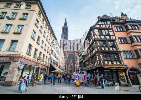 Rue Mercière, cathédrale de Strasbourg, Site du patrimoine mondial de l'UNESCO, Strasbourg, Alsace, France, Europe Banque D'Images