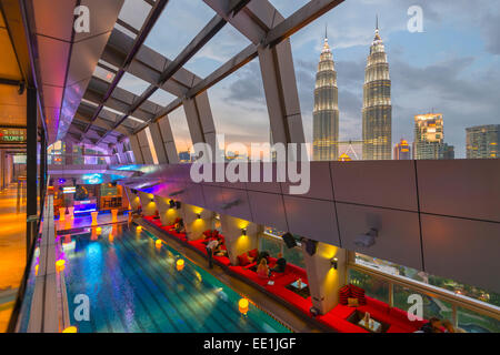 Les Tours Petronas vu de Skybar de Traders Hotel, Kuala Lumpur, Malaisie, Asie du Sud, Asie Banque D'Images