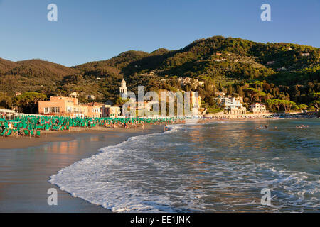 Plage de Levanto au coucher du soleil, Riviera de Levanto, Cinque Terre, Ligurie, Italie, Europe Banque D'Images