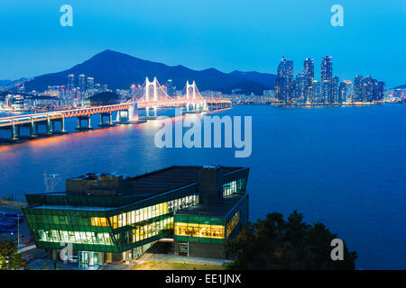 Sur les toits de la ville et pont Gwangang, Busan, Corée du Sud, Asie Banque D'Images