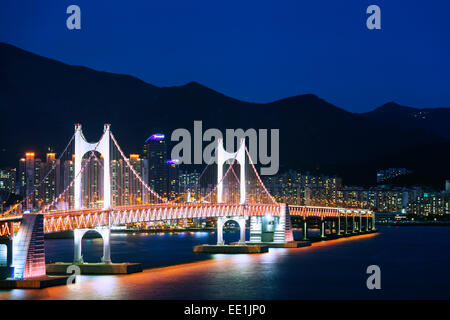 Sur les toits de la ville et pont Gwangang, Busan, Corée du Sud, Asie Banque D'Images