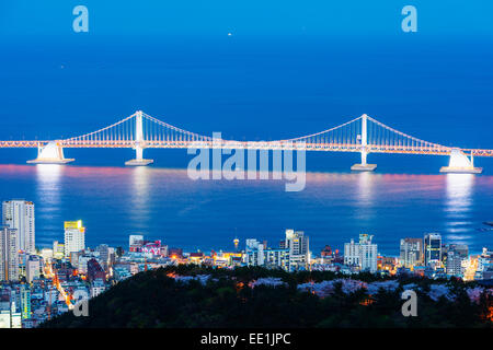Sur les toits de la ville et pont Gwangang, Busan, Corée du Sud, Asie Banque D'Images