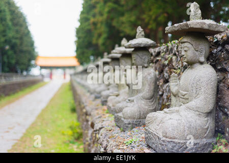 Statues, Gwaneumsa Temple Bouddhiste, l'île de Jeju, Corée du Sud, Asie Banque D'Images