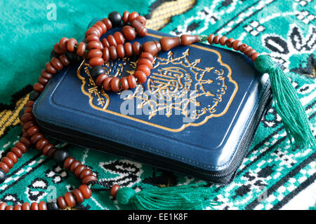 Coran et la prière islamique des perles sur un tapis de prière, Paris, France, Europe Banque D'Images