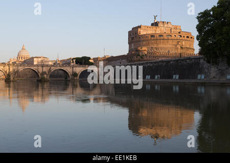 Le Tibre avec le Château Sant' Angelo, Ponte Sant'Angelo bridge et le dôme de la Basilique Saint Pierre, Rome, Latium, Italie Banque D'Images