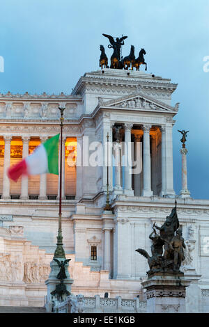 Drapeau italien en face de l'Monument Victor Emmanuel la nuit, Rome, Latium, Italie, Europe Banque D'Images