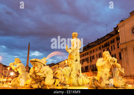 Fontana del Moro a Piazza Navona la nuit, Rome, Latium, Italie, Europe Banque D'Images