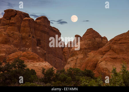 Pleine lune sur fournaise ardente, un labyrinthe comme passage, Arches National Park, Utah, États-Unis d'Amérique, Amérique du Nord Banque D'Images