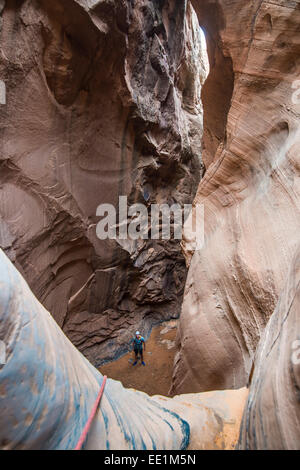 Homme debout dans un slot canyon après le canyoning, Moab, Utah, États-Unis d'Amérique, Amérique du Nord Banque D'Images