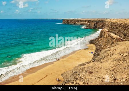 Pointe de roche volcanique et de sable au sud de ce village de la côte nord-ouest, El Cotillo, Fuerteventura, Îles Canaries Banque D'Images