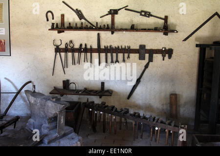 Dans l'atelier du forgeron Musée Folklorique Ethnologique de Staro Selo dans le nord du comté de Kumrovec, Zagorje, Croatie Banque D'Images