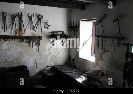 Dans l'atelier du forgeron Musée Folklorique Ethnologique de Staro Selo dans le nord du comté de Kumrovec, Zagorje, Croatie Banque D'Images