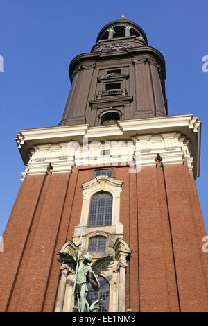 Skulptur Erzengel Michael besiegt den Satan, Hauptportal der Kirche, St Michaelis, Michel, Hamburg, Deutschland, Europa Banque D'Images