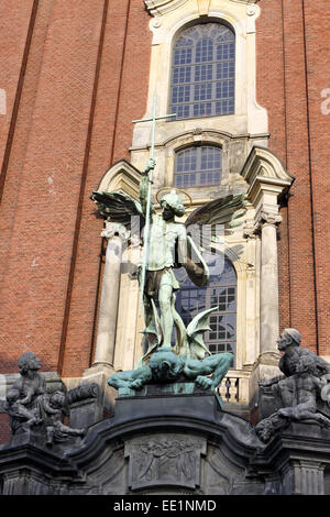 Skulptur Erzengel Michael besiegt den Satan, Hauptportal der Kirche, St Michaelis, Michel, Hamburg, Deutschland, Europa Banque D'Images