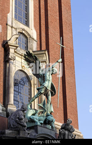 Skulptur Erzengel Michael besiegt den Satan, Hauptportal der Kirche, St Michaelis, Michel, Hamburg, Deutschland, Europa Banque D'Images