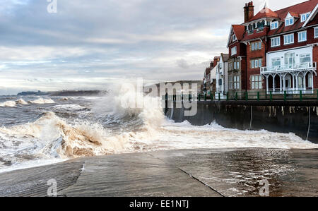 Marée haute et une mer à Sandsend près de Whitby Banque D'Images