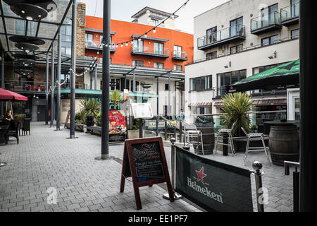 Bars et restaurants dans le quartier de la brasserie dans le centre-ville de Cardiff., Banque D'Images