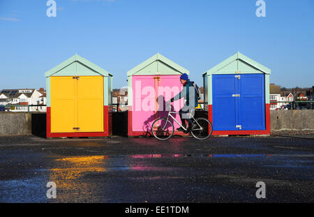 Brighton, UK. 13 janvier, 2015. Météo France : Les gens bénéficiant de la douceur du temps ensoleillé sur Hove front aujourd'hui tandis que d'autres parties du Royaume-Uni ont été touchée par la neige. Banque D'Images