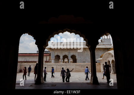 Les gens à l'entrée d'immeuble en marbre de Mumbai Masjid, à l'intérieur du fort d'Agra. Banque D'Images