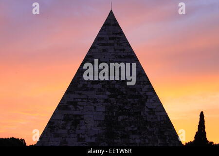 Pyramide Cestia à Rome au coucher du soleil Banque D'Images