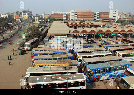 Dhaka 10 janvier 2015. Plusieurs centaines d'autobus est resté garé au ralenti à l'Mohakhali District entre la borne de bus à Dhaka. Banque D'Images