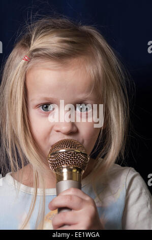 Petite fille chanter Banque D'Images