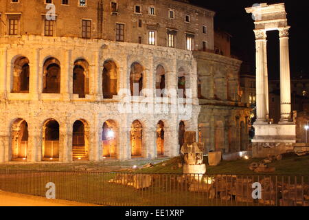 Théâtre de Marcellus par nuit à Rome, Italie Banque D'Images