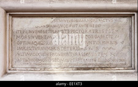 Latin médiéval antique inscription dans une église catholique Banque D'Images