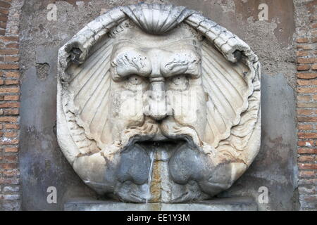 Fontaine en marbre de la Renaissance à Rome, Italie Banque D'Images