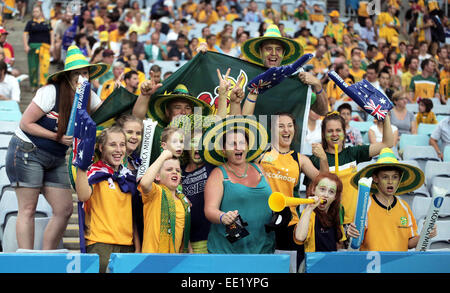 Sydney, Australie. 13 Jan, 2015. Fans acclamer l'Australie pendant un match du groupe A entre l'Australie et Oman à l'AFC Asian Cup à Sydney, Australie, le 13 janvier 2015. L'Australie a gagné 4-0. © Qiu Zhongquan/Xinhua/Alamy Live News Banque D'Images