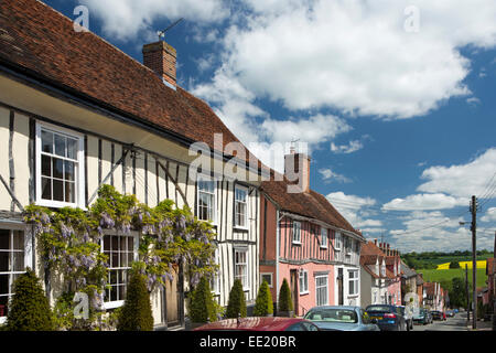 Royaume-uni l'Angleterre, dans le Suffolk, Lavenham, Prentice, rue wisteria clad colombages Banque D'Images