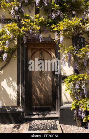 Royaume-uni l'Angleterre, dans le Suffolk, Lavenham, Prentice, Rue Porte de wisteria clad colombages Banque D'Images