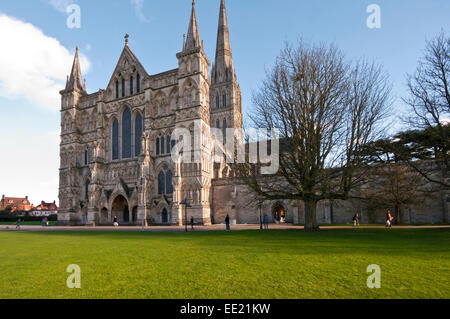 Extérieur de la cathédrale de Salisbury Wiltshire England UK Banque D'Images