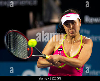 Sydney, Australie. 13 Jan, 2015. Peng Shuai de Chine renvoie la balle pendant féminin deuxième tour contre Petra Kvitova de la République tchèque au tournoi international de tennis de Sydney à Sydney, Australie, le 13 janvier 2015. Peng a perdu 0-2. © Jin Linpeng/Xinhua/Alamy Live News Banque D'Images