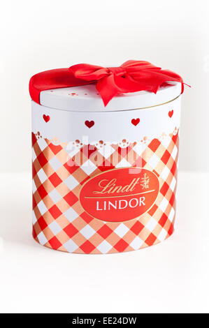 Lait Lindt Lindor pralines dans pouvez pack Banque D'Images