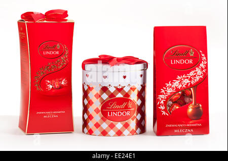 Packs de lait pralinés Lindor Lindt Banque D'Images