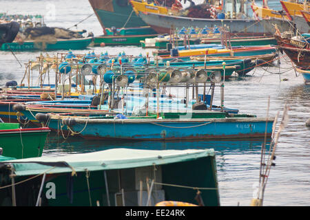 Rangée de petits bateaux de pêche avec de puissants projecteurs pour la pêche de nuit pour la journée sur l'île de Cheung Chau, Hong Kong. Banque D'Images