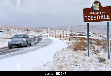 La région de Teesdale, comté de Durham. 13 janvier 2015. Météo britannique. La B6277 à Alston dans Cumbria est recouverte d'une couche de neige fraîche sur la frontière entre le comté de Cumbria et Durham dans Teesdale. © Robert Smith/Alamy Banque D'Images